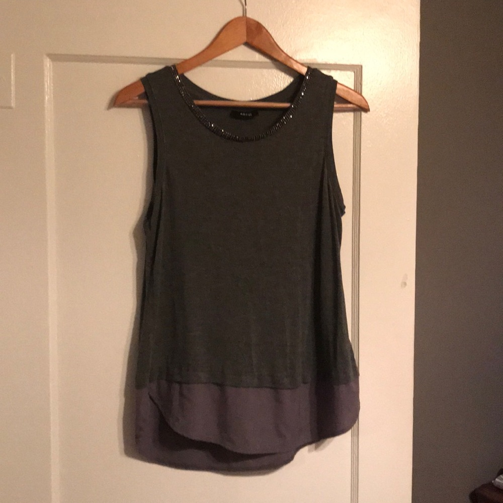 Women’s gray top